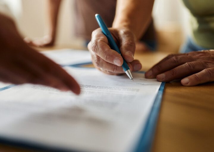 Foto que ilustra matéria sobre pacto comissório mostra pessoa assinando documento