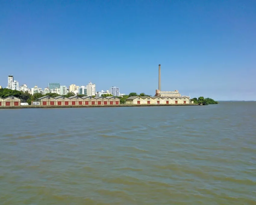 Foto que ilustra matéria sobre o Lago Guaíba mostra uma parte da cidade de Porto Alegre vista de dentro das águas do lago.