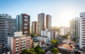 Imagem da cidade de Salvador com vários prédios residenciais à vista para ilustrar matéria sobre apartamento padrão