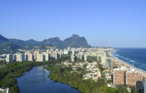 Imagem aérea do mar e prédios do Rio de Janeiro para ilustrar matéria sobre o bairro mais caro do RJ