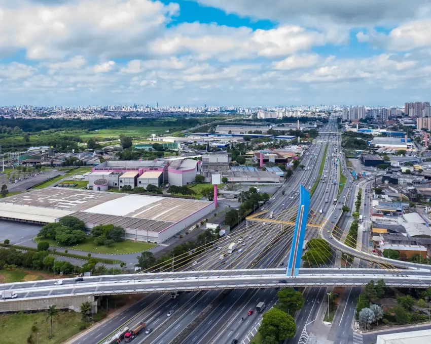 Vida Dutra, na cidade de Guarulhos, que faz parte da região metropolitana de São Paulo.