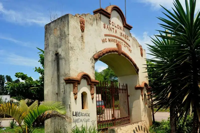 Imagem panorâmica da fachada desgastada de cor neutra com detalhes em marrom da Colônia Santa Isabel para ilustrar matéria sobre o que fazer em Betim