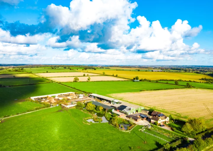 Imagem aérea de terras rurais com imóveis isolados para ilustrar a matéria sobre descaracterização de imóvel rural para urbano