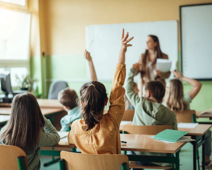 Imagem de alunos levantando as mãos em uma sala de aula para ilustrar matéria sobre as escolas particulares em Carapicuíba, em São Paulo