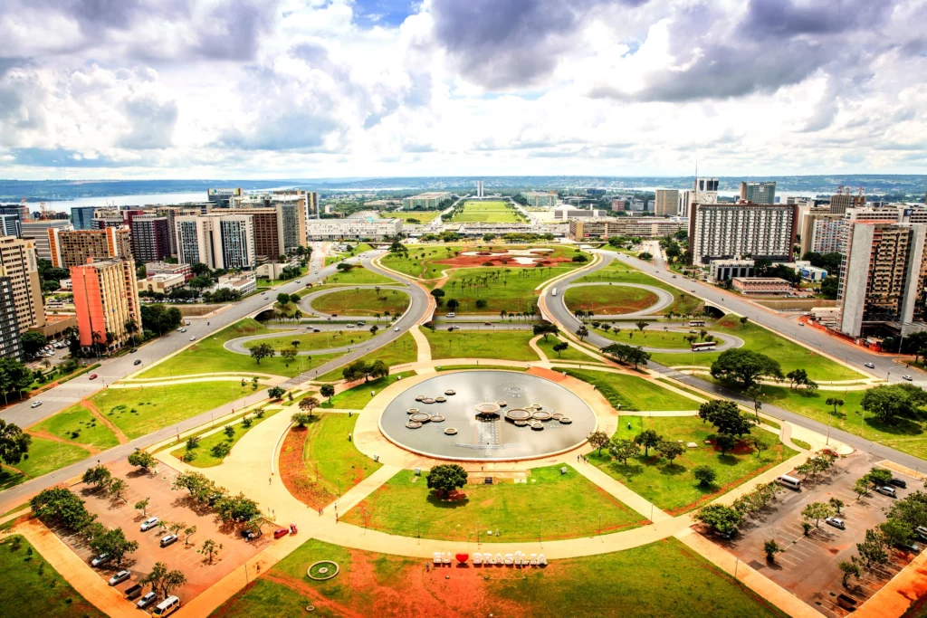 Imagem do centro de Brasília, com vistas para a Torre de TV, para ilustrar matéria sobre o IDH dos estados brasileiros