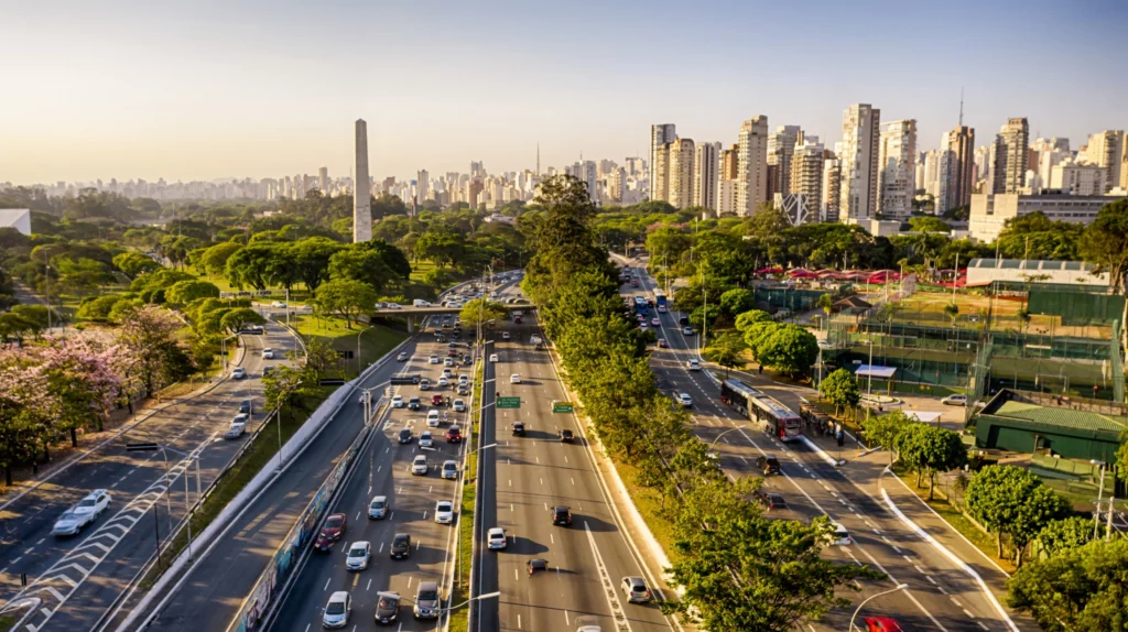 Vista aérea de São Paulo, onde é possível visualizar o Obelisco e parte do Parque Ibirapuera