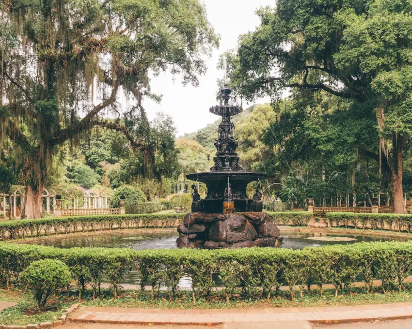 Fonte de água em um largo no Jardim Botânico do Rio de Janeiro.