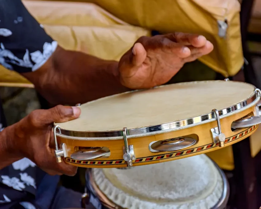 Um homem tocando pandeiro em uma roda de samba no Rio de Janeiro.