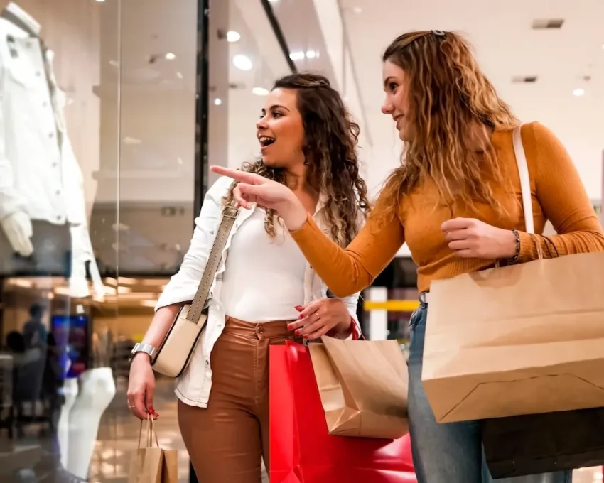 Duas mulheres fazem compras em um shopping de Porto Alegre.