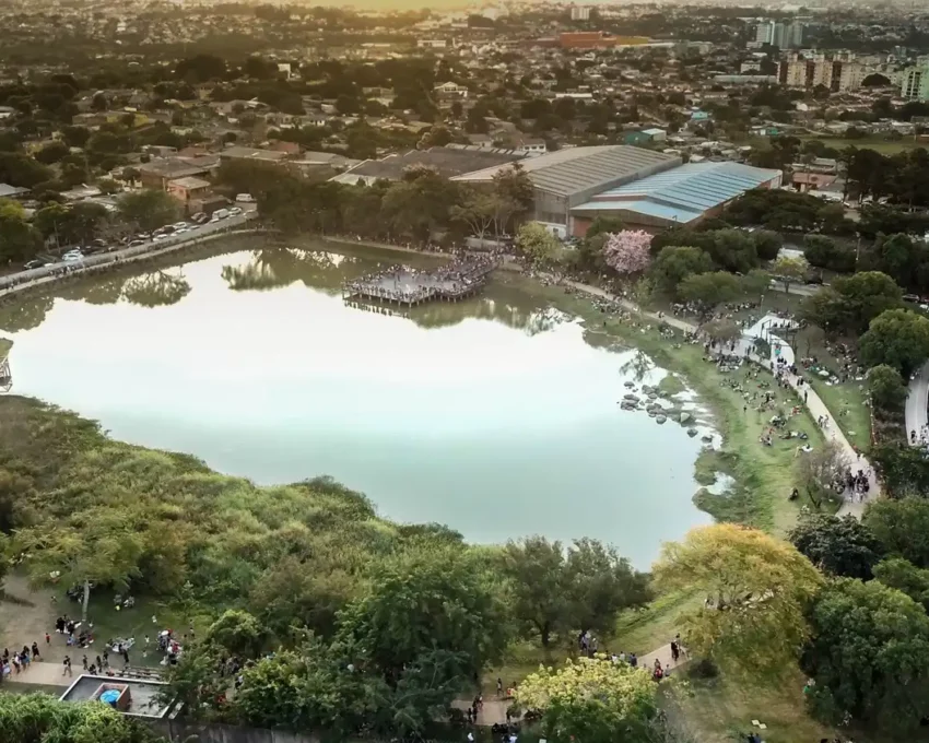 Foto que ilustra matéria sobre os melhores bairros de Alvorada, no Rio Grande do Sul, mostra uma vista do alto do Parque Municipal Lagoa do Cocão, uma das principais atrações da cidade (Foto: Renato Mayer | Reprodução do Facebook da Lagoa do Cocão)