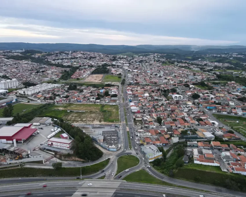 Foto que ilustra matéria sobre onde fica Votorantim mostra uma visão aérea da cidade (Foto: Shutterstock)