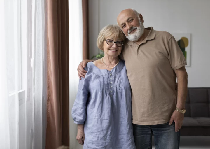 Casal de idosos abraços e felizes em um ambiente residencial para ilustrar matéria sobre aposentado consegue financiar imóvel