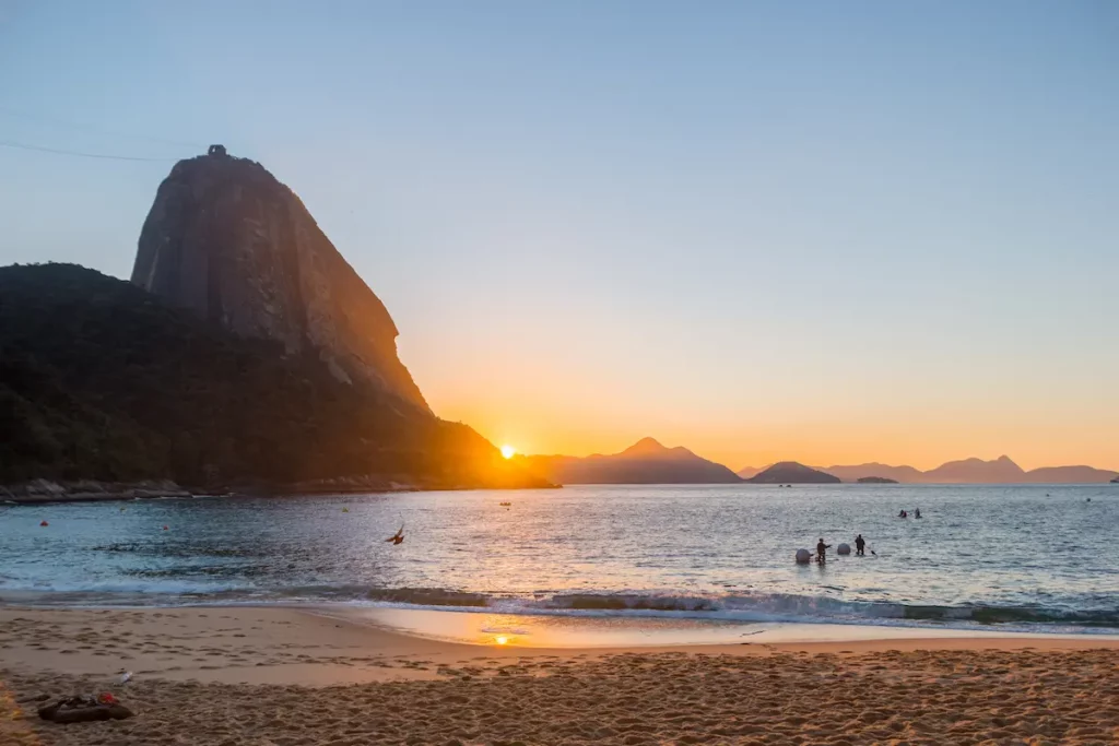 Fotografia do pôr do sol na Praia Vermelha, na Urca. Uma ótimo opção de passeio de domingo com a família no RJ.