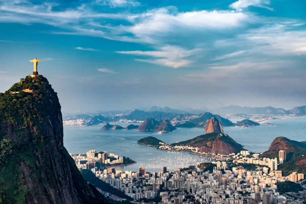 Fotografia área do Rio de Janeiro. Uma das cidades mais ricas do Brasil.