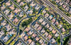 Fotografia aérea de um bairro planejado.