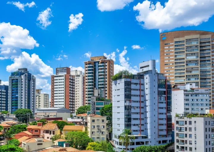 Imagem do horizonte em São Paulo mostra prédios e casas para ilustrar matéria sobre o valor do m2 em SP por bairro