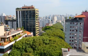 Vista aérea de um bairro de Porto Alegre com prédios residenciais e árvores para ilustrar matéria sobre o valor do m2 em Porto Alegre por bairro