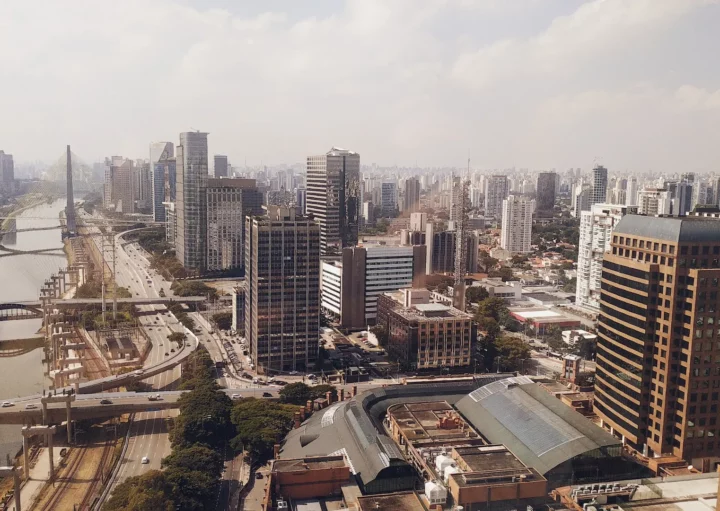 Imagem da vista aérea de São Paulo durante o dia para ilustrar matéria sobre as zonas de SP