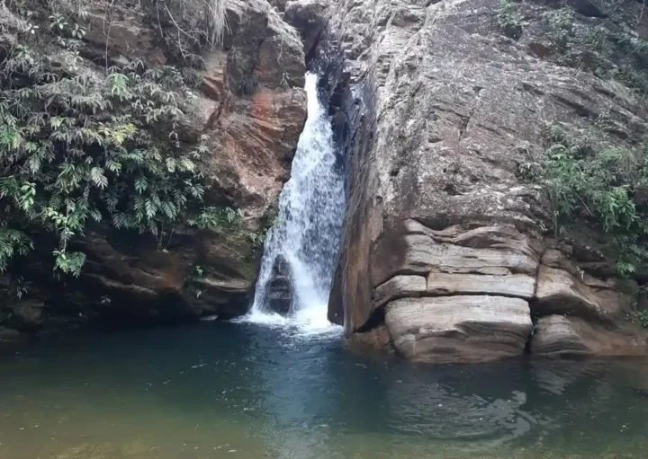 Foto que ilustra matéria sobre cachoeiras em BH mostra a cachoeira da Carranca, localizada em Acuruí (Foto: Raphael Crespo)