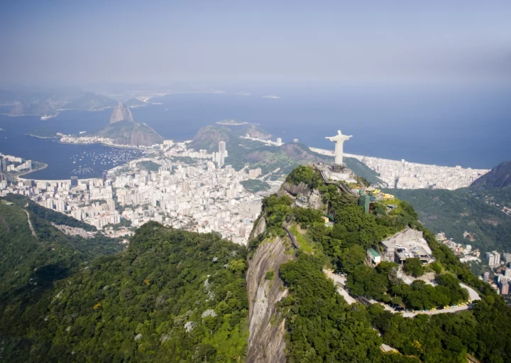 Vista aérea do Rio de Janeiro mostra o Cristo Redentor para ilustrar matéria sobre os bairros nobres do RJ