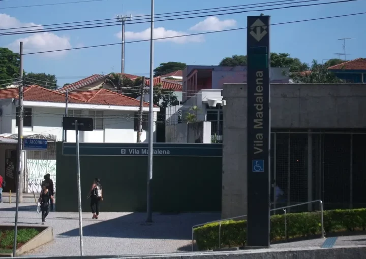 Foto mostra a entrada da estação Vila Madalena (Foto: Wikimedia Commons)