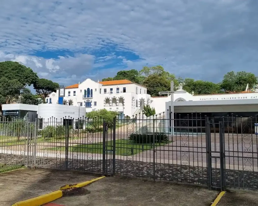 Foto que ilustra matéria sobre a Região Noroeste de BH mostra a entrada do campus da Pontifícia Universidade Católica de Minas Gerais (PUC-Minas), localizada no bairro Coração Eucarístico (Foto: Wikimedia Commons)