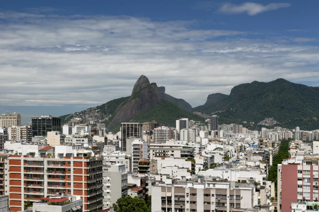 Imagem da paisagem urbana de Ipanema para ilustrar matéria sobre as cidades mais seguras do Rio de Janeiro