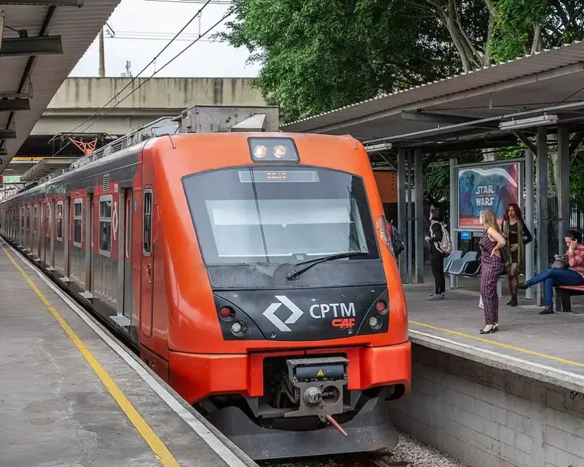 Foto que ilustra matéria sobre a Estação Santo André mostra um trem vermelho da CPTM chegando na plataforma (Foto: Wikimedia Commons)