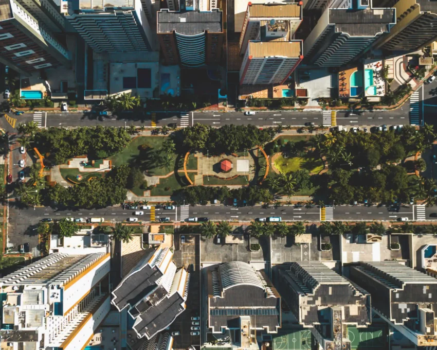 Imagem de uma rua de Salvador vista de cima mostra vegetação e prédios para ilustrar matéria sobre as cidades mais ricas da Bahia