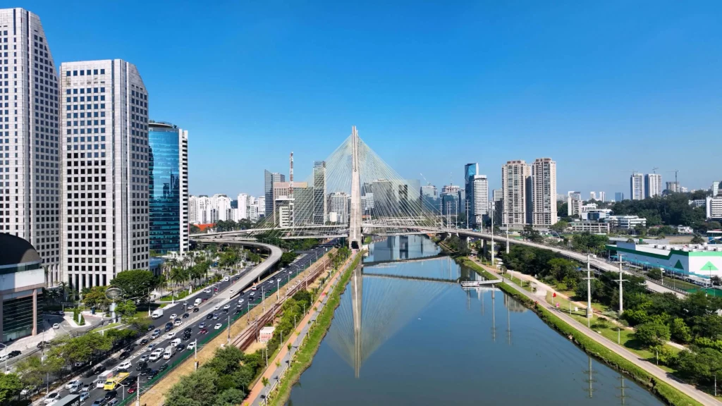 Imagem da ponte estaiada, em São Paulo, para ilustrar matéria sobre o desenvolvimento da capital paulista
