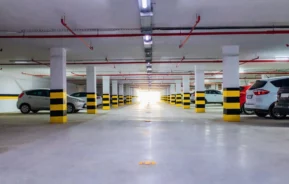 Imagem de uma garagem subterrânea com carros estacionados em um condomínio para ilustrar matéria sobre garagem de condomínio é área comum