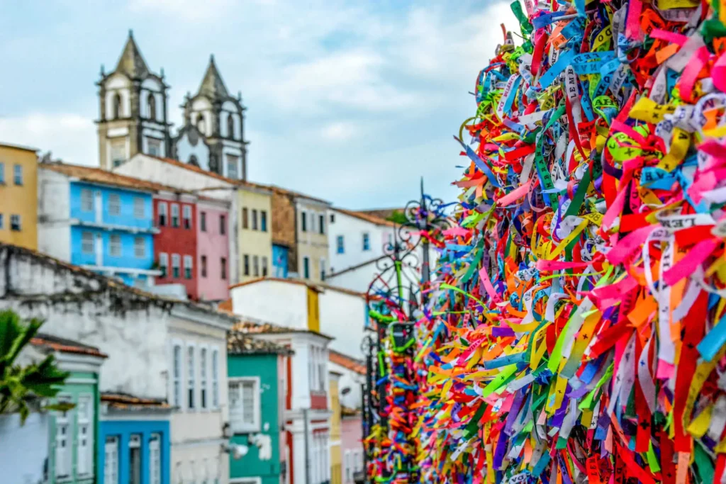 Imagem da Igreja do Bonfim, no Pelourinho, em Salvador, mostra construções históricas e fitinhas para ilustrar matéria sobre o PIB da Bahia