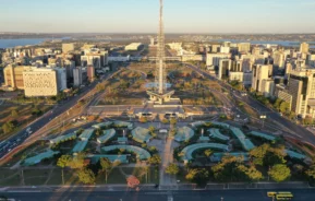 Imagem da paisagem urbana de Brasília mostra Torre de TV, prédios e lago ao fundo para ilustrar matéria sobre o valor do m2 em Brasília