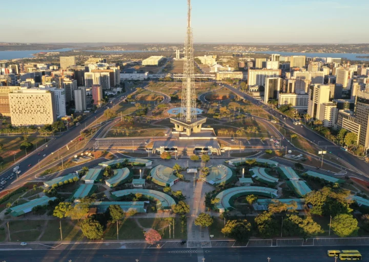 Imagem da paisagem urbana de Brasília mostra Torre de TV, prédios e lago ao fundo para ilustrar matéria sobre o valor do m2 em Brasília