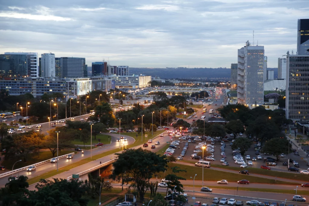 Imagem da paisagem urbana do DF mostra prédios e carros circulando nas ruas para ilustrar matéria sobre o valor do metro quadrado no DF