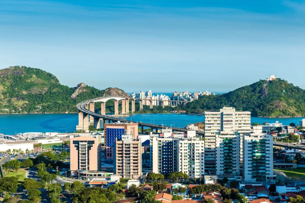  Imagem aérea mostra prédios e ponte de Vitória, no Espírito Santo