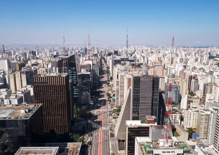 Foto que ilustra matéria sobre cidades mais populosas de SP mostra a cidade de São Paulo vista do alto na região da Avenida Paulista (Foto: Shutterestock)