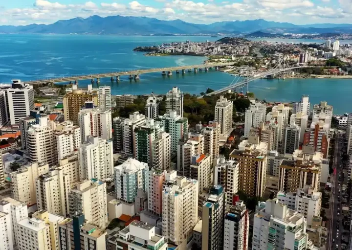 Foto que ilustra matéria sobre as Cidades mais populosas de Santa Catarina mostra Florianópolis vista do alto (Foto: Shutterstock)