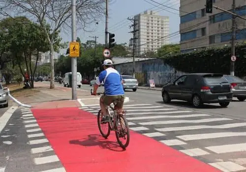 magem de um homem andando de bicicleta em uma ciclofaixa na Zona Norte de São Paulo