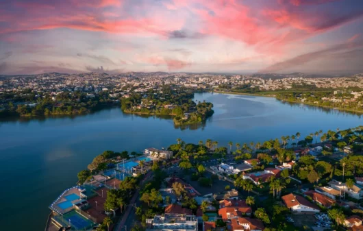 Custo de vida em Minas Gerais: imagem da Lagoa da Pampulha com casas e árvores ao redor