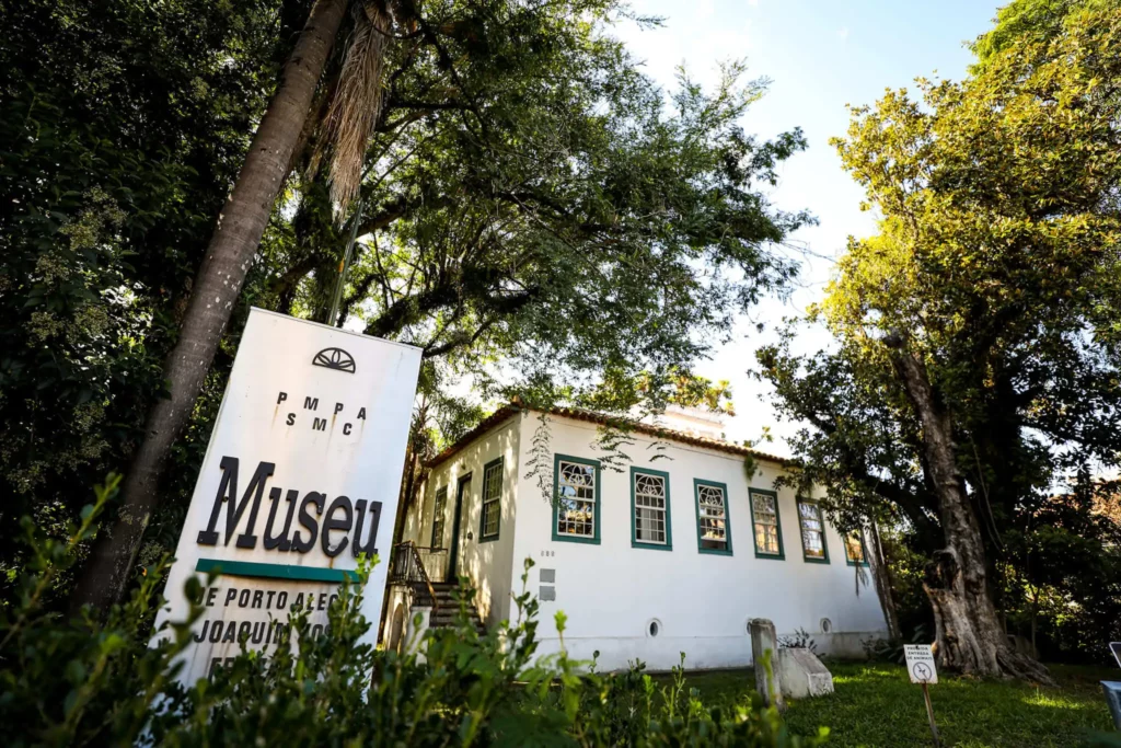 Imagem da fachada e parte do jardim do Museu Histórico da Cidade de Porto Alegre para ilustrar matéria sobre Museu Histórico da Cidade de Porto Alegre