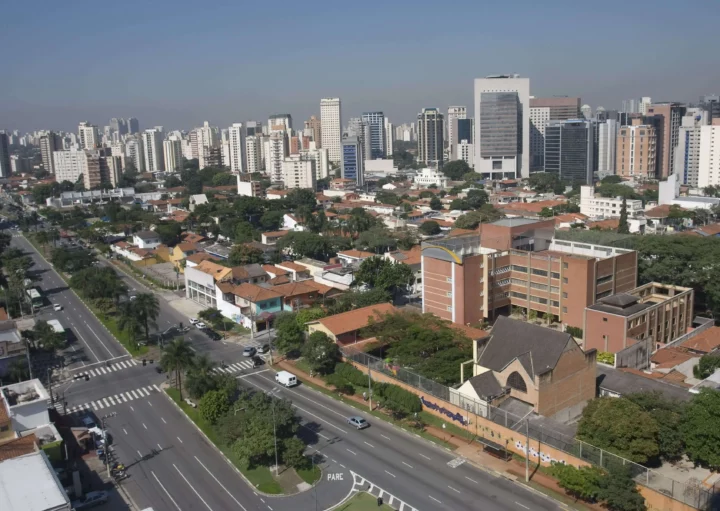 Imagem da vista aérea de São Paulo mostra prédios, avenidas e vegetação para ilustrar matéria sobre o que fazer na Zona Norte de SP