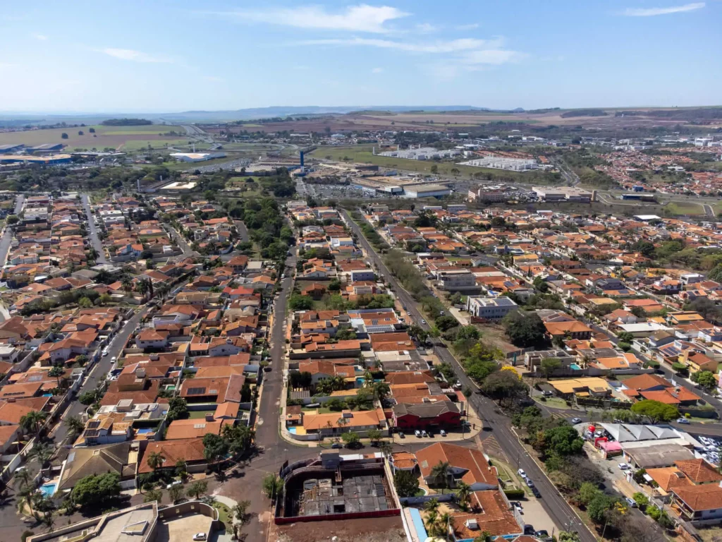 Imagem aérea de área residencial de Ribeirão Preto em um dia de céu azul para ilustrar matéria sobre por que o interior de SP é mais quente