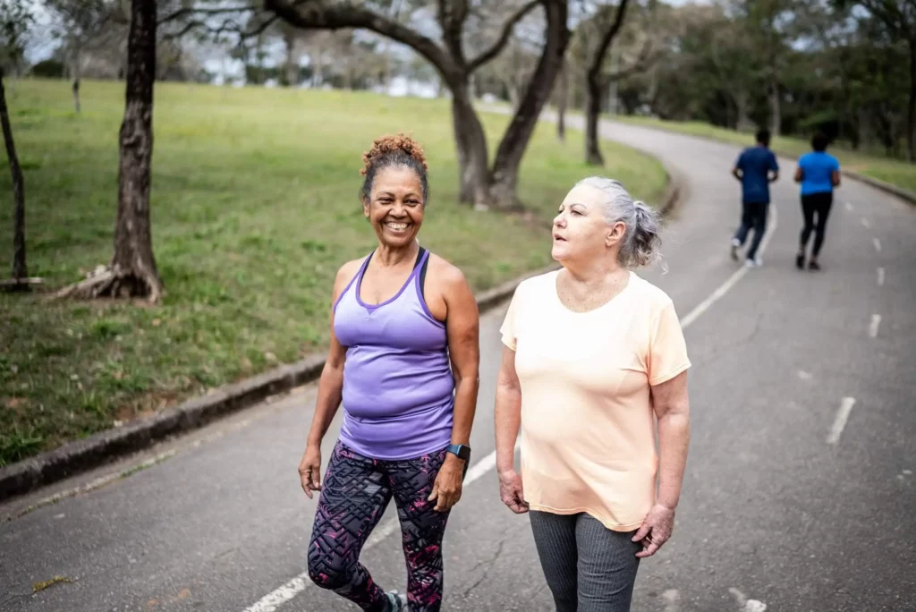 Imagem de duas mulheres fazendo caminhada ao ar livre em um parque para ilustrar matéria sobre qual a cidade mais quente do estado de São Paulo