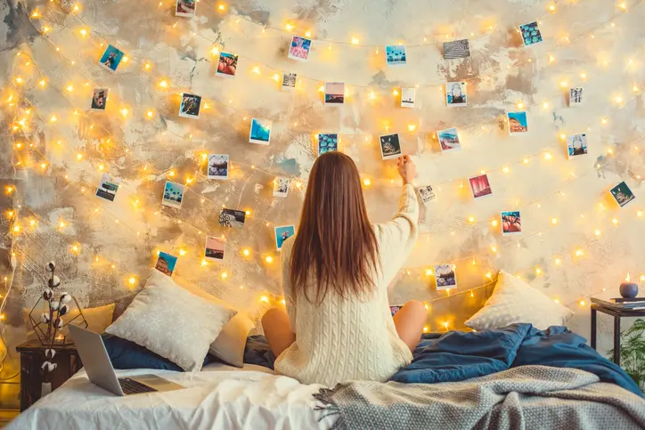 Foto de um quarto feminino com fotografias decorando a parede.