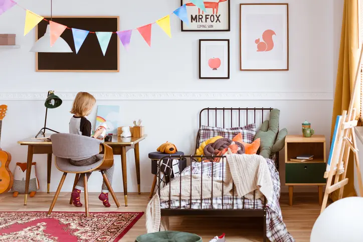 Foto de um quarto infantil colorido.