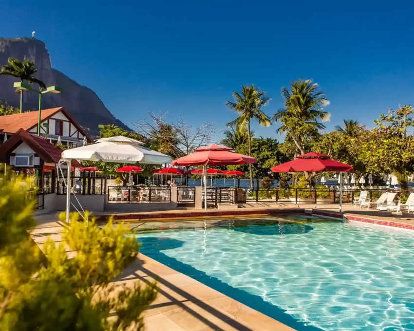 Foto que ilustra matéria sobre clubes no Rio de Janeiro mostra a piscina do Clube Naval Piraquê, na Lagoa, com o Corcovado e o Cristo Redentor ao fundo (Foto: Divulgação)