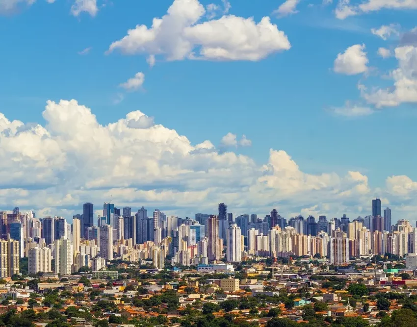 Foto que ilustra matéria sobre a Região Metropolitana de Goiânia mostra os prédios da cidade de Goiânia vista do alto e de longe (Foto: Shutterstock)