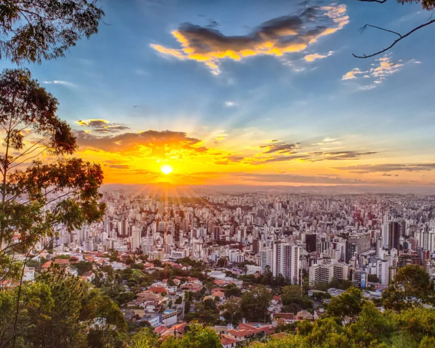 Imagem da vista do pôr do sol em Belo Horizonte direto do Mirante de Mangabeiras mostra paisagem da cidade para ilustrar matéria sobre os bairros da Zona Oeste de BH