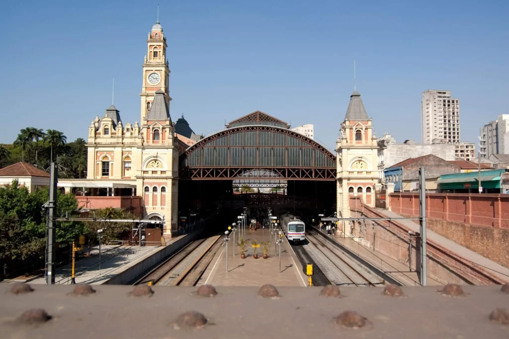 Imagem da estrutura externa da Estação Luz, em São Paulo, para ilustrar matéria sobre as estações da Linha Amarela